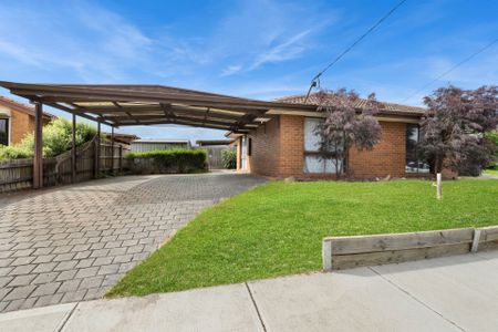 Charming Well Positioned Sunbury Home - Photo 2