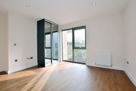 3 bedroom flat to rent - Photo 4