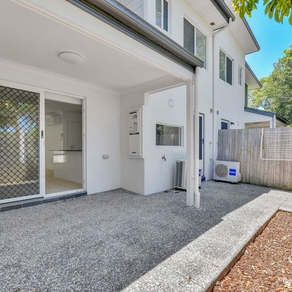 3 BED, A/C, MINUTES TO GATEWAY Large living space unit, gas cooktop, covered patio - Photo 1