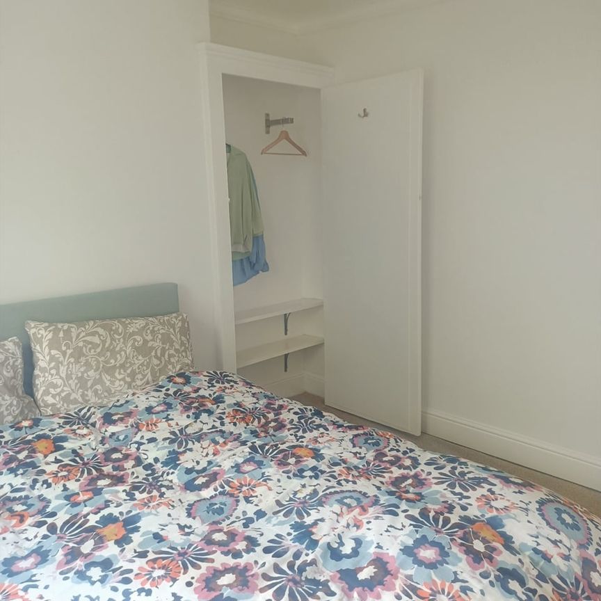 Room in a Shared House, Kingston Road Ltd, SW19 - Photo 2