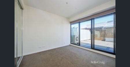 Top Floor Apartment - Photo 3