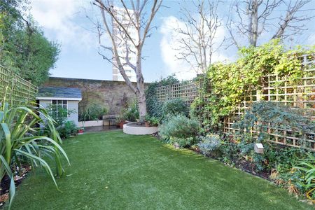 A stunning four bedroom family home in Canonbury close to amenities of Upper Street and Highbury & Islington station. - Photo 5