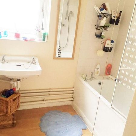 4 bedroom flat share to rent - Photo 3