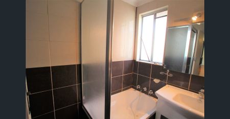 LOCATION !!! LOCATION !!! 4 BEDROOMS HOUSE IN QUIET STREET - SHORT TERM 6 MONTHS - Photo 4