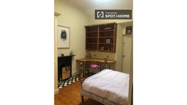 Ensuite room in 5-bedroom apartment in Churchtown, Dublin - Photo 1