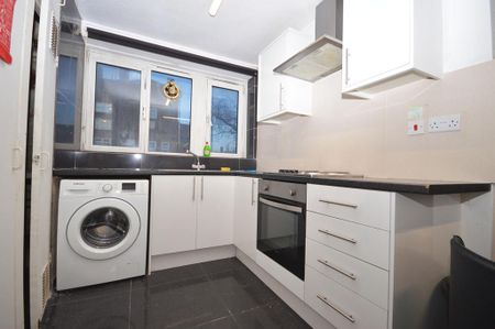 1 bedroom in a flat share to rent - Photo 2