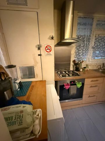 4 bedroom flat share to rent - Photo 3