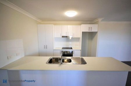 Modern three bedroom unit, close to amenities. - Photo 2