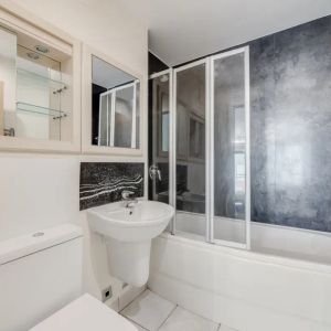 1 bedroom flat in London - Photo 2