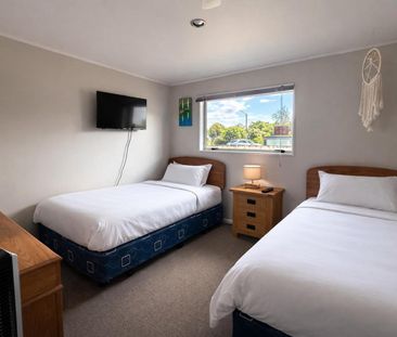 Charming 2-Bedroom House with Sleepout - Photo 3