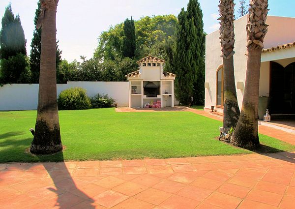 Villa close to the beach, very unusual architecture, on prestigious Paseo del Parque