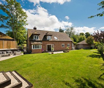 An impressive country house in an idyllic location. - Photo 2