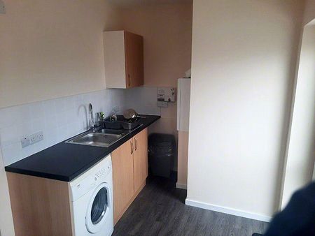1 bedroom in a house share to rent - Photo 2