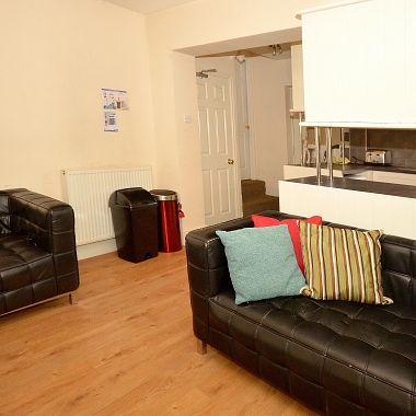 Huge Six Bedroom House - Photo 1