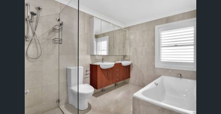 4 Bedroom Family Home with Middle Harbour Views - Photo 4