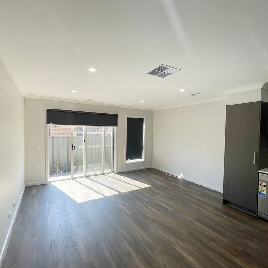 Modern Brand New 3 Bed 2 Bath Family Home in Vibrant Truganina - Photo 1