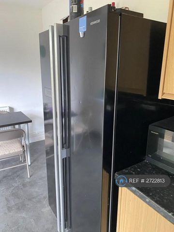 1 bedroom in a house share to rent - Photo 2