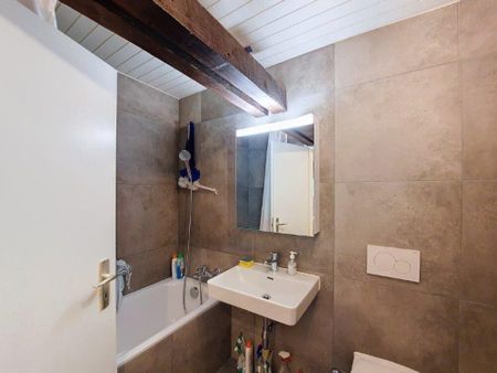 Charmant appartement entièrement rénové de 3 pièces dans les combles - Photo 5