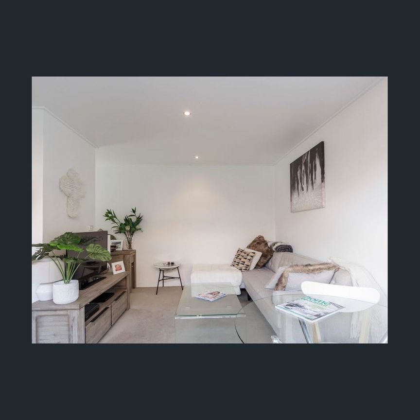 Seconds to Bondi Beach with Balcony & Parking! - Photo 1