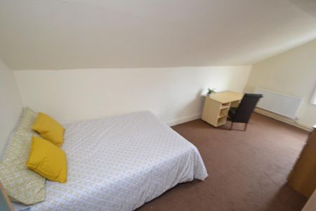 3 bedroom flat to rent - Photo 5