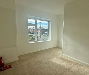 3 bedroom flat to rent - Photo 4