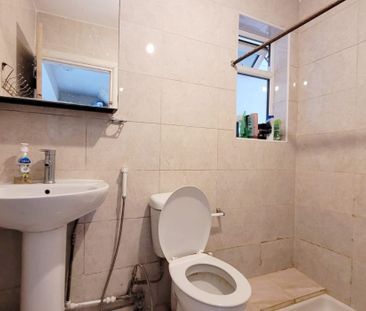 Lansbury Avenue, Edmonton, London N18 - Photo 4