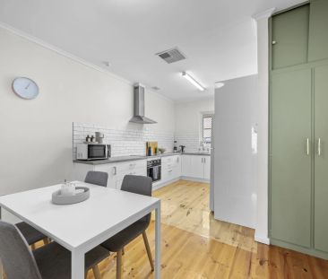 Fully Renovated Two Bedroom Unit - Walking Distance to Jetty Road - Photo 4