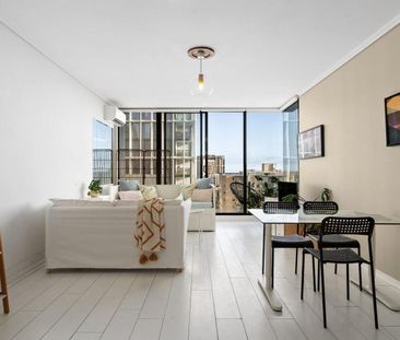 Spacious light filled apartment with bay view/short term available/... - Photo 2