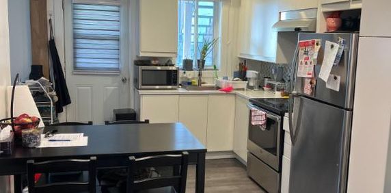 41/2 a Laval dispo Maintenant internet , Thermopompe chaud et froid Locker privé inclus - Photo 2