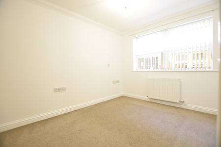 2 bed flat to rent in Richmond Park Road, Bournemouth, BH8 - Photo 3