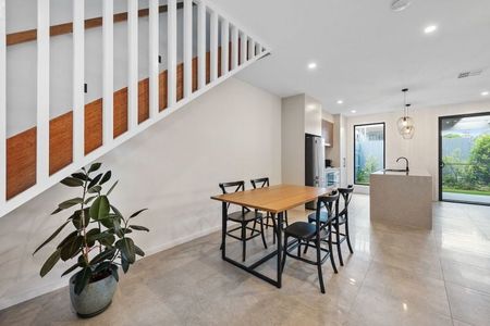 Luxurious freestanding three-bedroom home in prime suburb! - Photo 3