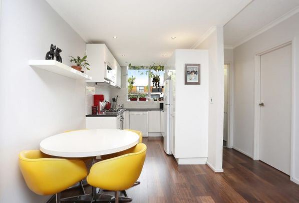 Spacious & Private Two-Bedroom Townhouse – Prime Glenroy Location - Photo 1