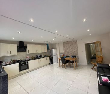 5 Bed Terraced House, Lansdowne Road, IG3 - Photo 2