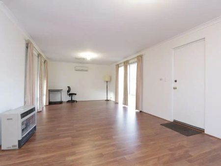 “Great Family Home with Pool Opposite Shirley Strickland Reserve” - Photo 5