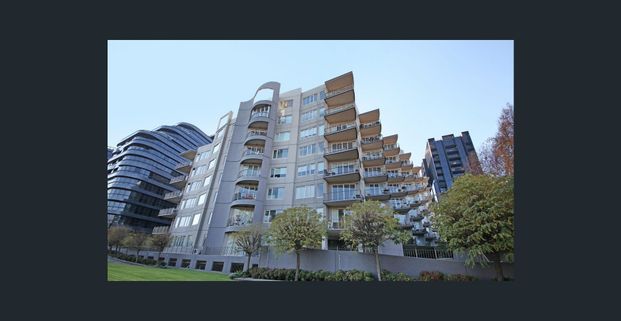 Primate Location Opposite Albert Park Lake! - Photo 1