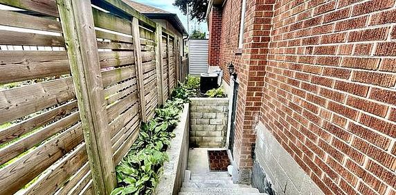 SOUTH ETOBICOKE 2 BEDS 1 BATH PARKING INCLD - Photo 2