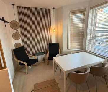 6 Studio Flats in a great location for hospital staff Room 103 - Photo 1