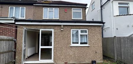 4 Bed Semi-Detached House To Rent - Photo 3
