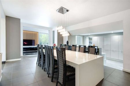 A substantial family home with versatile living set in attractive grounds. - Photo 3