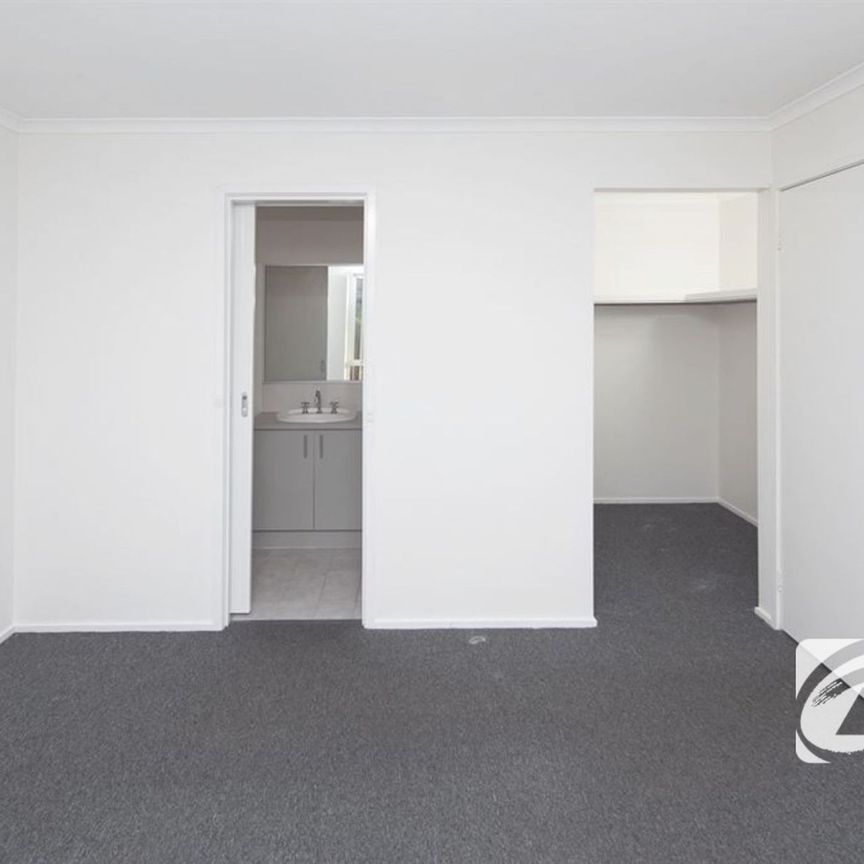FAMILY LIVING IN LANGWARRIN PARK ESTATE - Photo 1