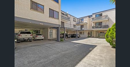 Spacious 2-Bed Unit Only 250m from the Broadwater - Photo 4