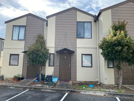 Chic 2BR Townhouse in Papatoetoe - Photo 3