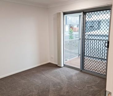 AVAILABLE 24/04/26 3 BED 2 BATH TOWNHOUSE WITH DUCTED AIR - Photo 3