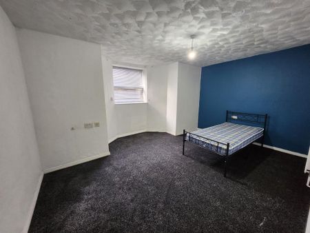 1 bedroom in a house share to rent - Photo 2