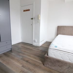 Hanger Lane, London - Photo 2