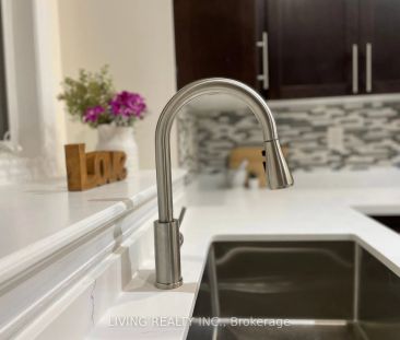 Condo Townhouse For Lease | N9255946 - Photo 2