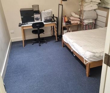 Spacious, Sunny 6-Bedroom Flat in the CBD - Photo 4