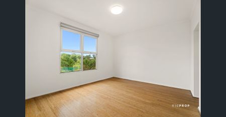 LOCATION! SIZE! LIFESTYLE! RENOVATED! - Photo 4