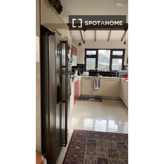 Room for rent in 4-bedroom house in Naas - Photo 1