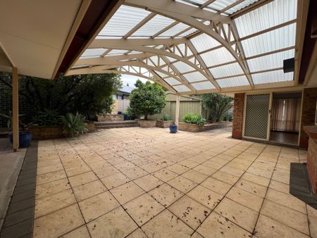 Large 4 Bedroom Home with 2 Living Areas! - Photo 2